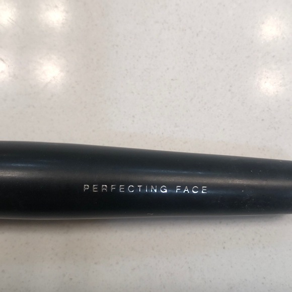bareMinerals Perfecting Liquid Make Up Face Brush - Picture 6 of 7